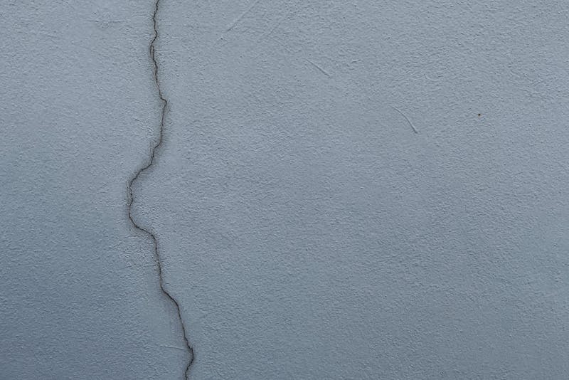 hairline foundation crack